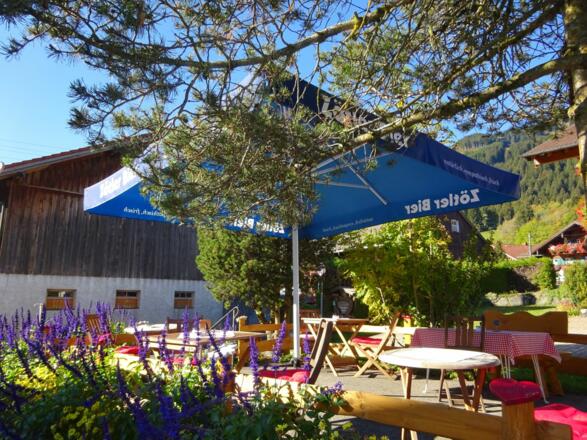 Auf der Terrasse können Kaffee und Kuchen genossen werden