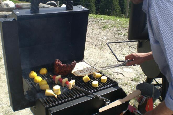 In der Grillschule Allgäu gibt Adi Tipps zum perfekten Grillen