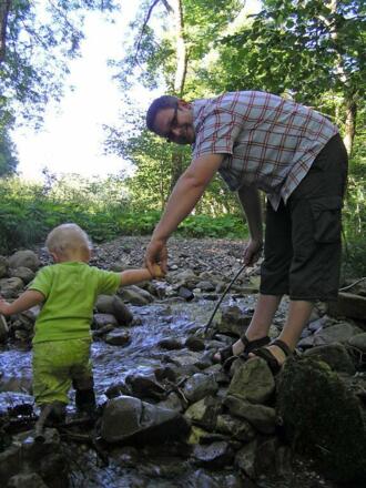 Mit Papa Staudamm bauen und Steinchen werfen