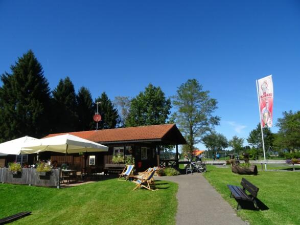 Die Sonnenterrasse lädt zum Verweilen ein