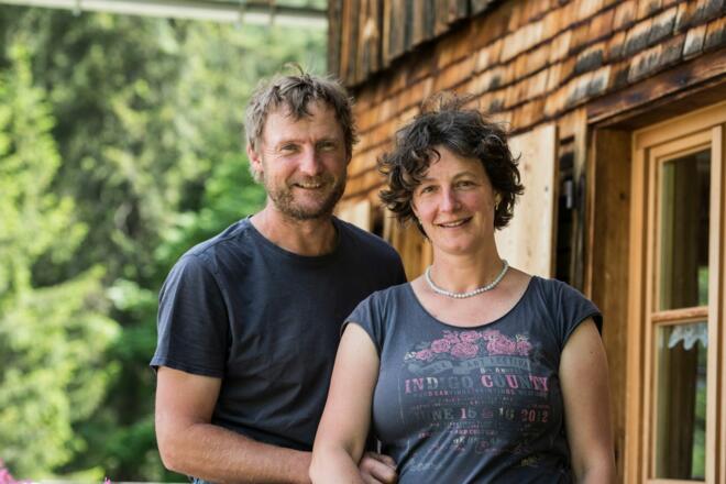 Die Älpler Bärbel und Thomas freuen sich, Ihnen eine deftige Brotzeit oder einen leckeren Kuchen servieren zu dürfen