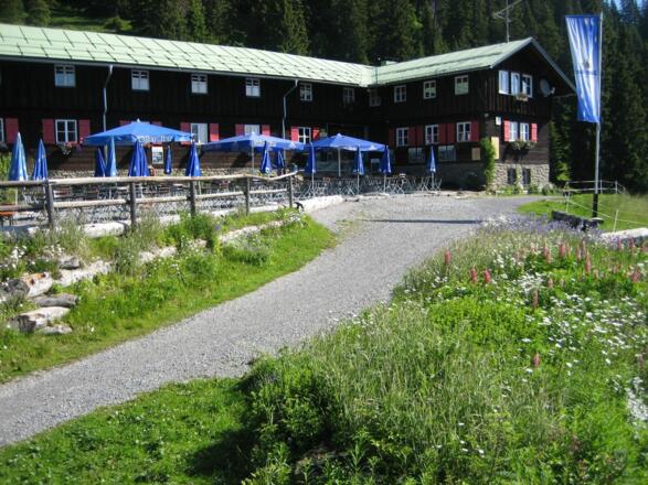 Viele Wanderwege führen zum Berghaus Schwaben