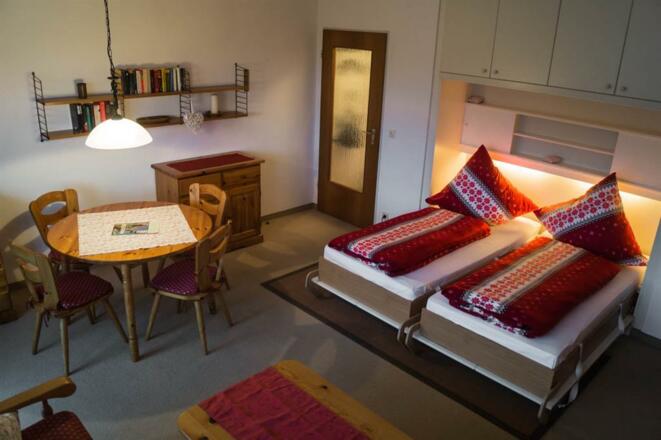 Kombinierter Wohn-Schlafraum mit Schrankbett