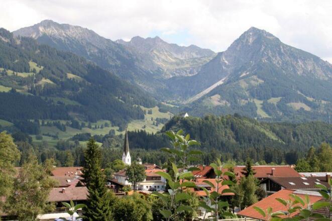 Blick vom Balkon auf Fischen mit Bergblick