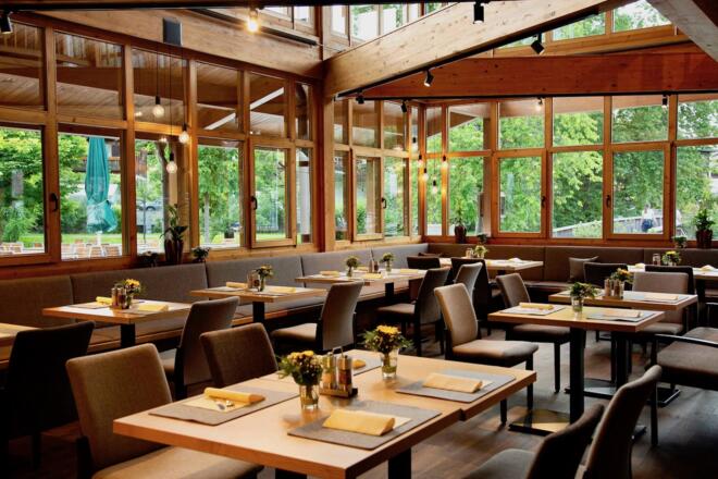 Speisen mit Blick in den Kurpark