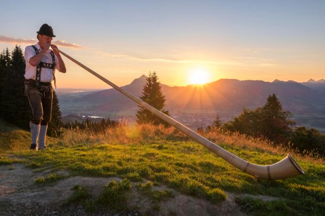 Morgenstimmung mit Alphornklängen am Ofterschwanger Horn