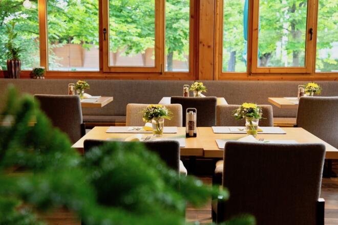 Speisen mit Blick in den Kurpark