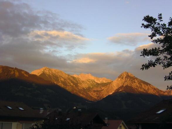 Blick aus dem Wohnzimmer - Alpenglühen in Fischen