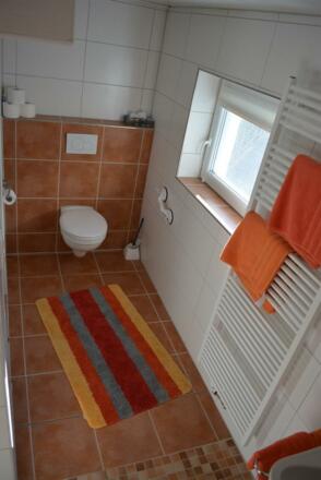 2. Bad mit Dusche/WC