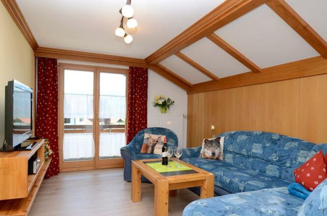 Wohnzimmer mit Balkon, Haus Alpenglühen,