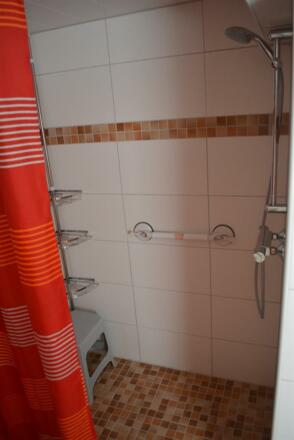 Badezimmer mit Dusche