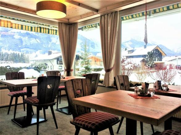 Gastraum mit Blick auf die Berge