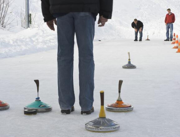 Eisstockschießen auf dem Natureisplatz in Fischen-Au