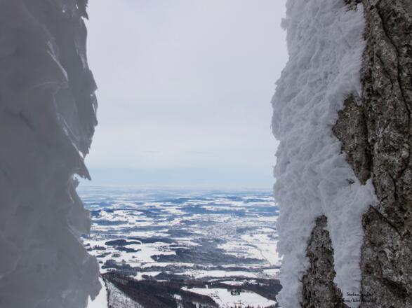 Ausblick zwischen den vereisten Felstürmen