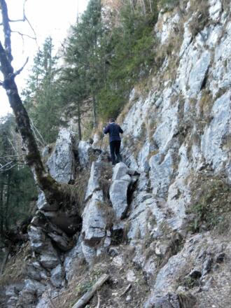 gesichertes Felsband des Alpeltalsteigs