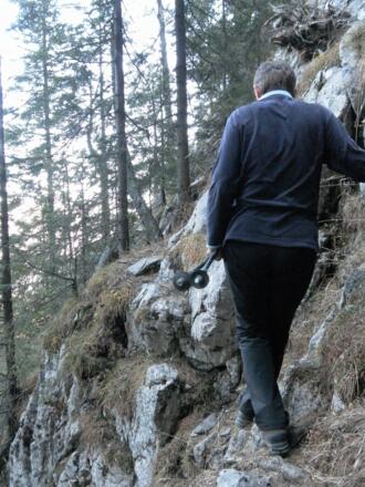 exponierter steiler Waldanstieg