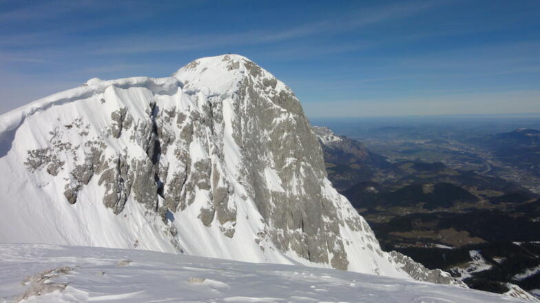 Mächtige Wechten hängen über der Göll-Ostwand.