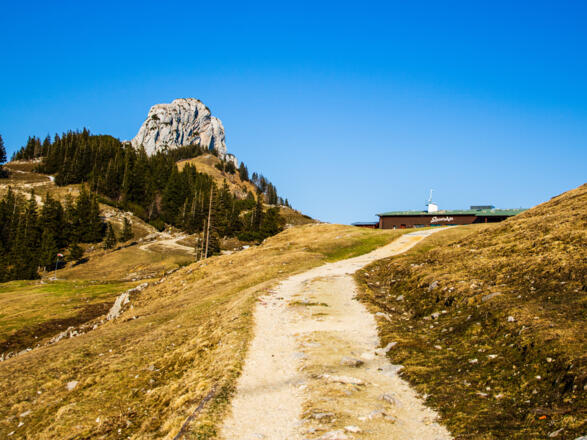 Der Kampenwand Westgipfel und die Sonnenalm erscheinen.