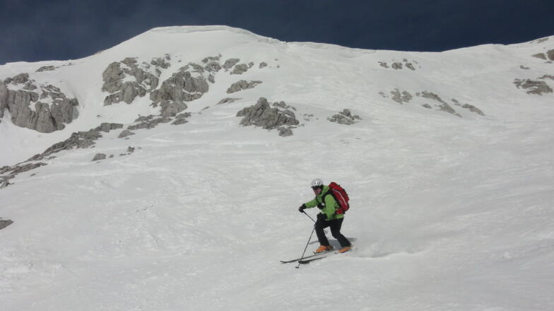 Der oberste Hang ist nach Süden ausgerichtet und bietet oft schon am frühen Vormittag guten Firn.