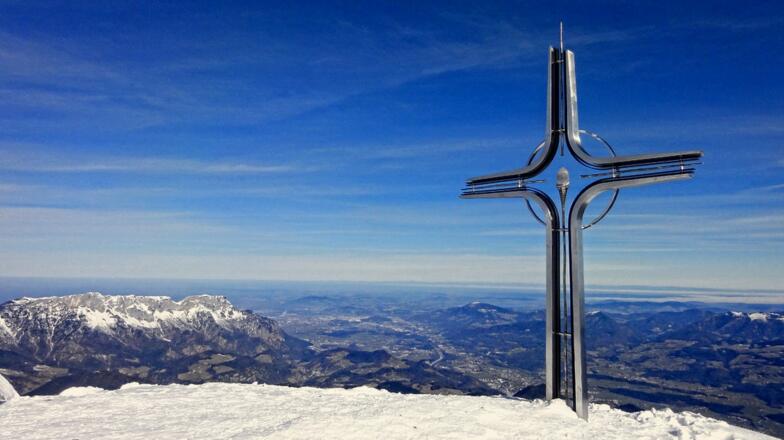 Ein Gipfel mit einem wunderschönen Gipfelkreuz und einen traumhaften Ausblick!