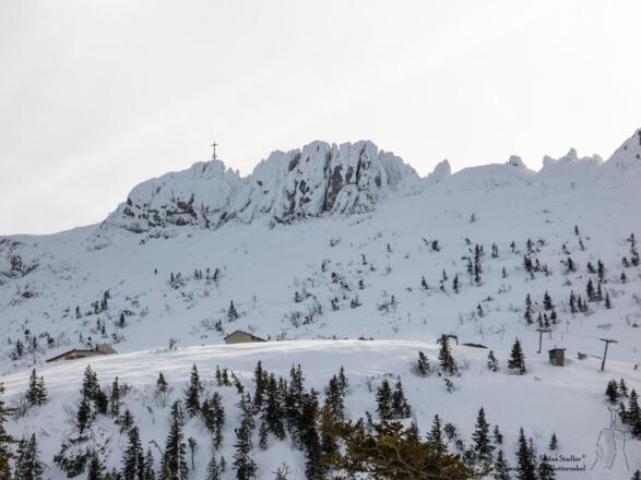 Gipfelaufbau mit darunter liegender Steinlingalm