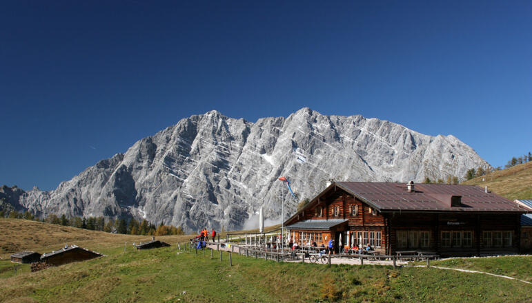 Die Berggaststätte Gotzenalm - im Hintergrund der Watzmann.
