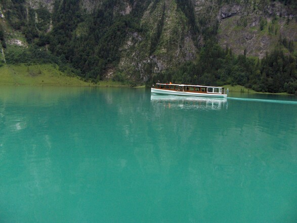 Ein Boot kurz vor der Anlegestelle Salet. 