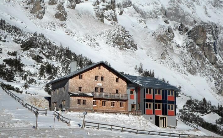 Carl-von-Stahl-Haus im Winter