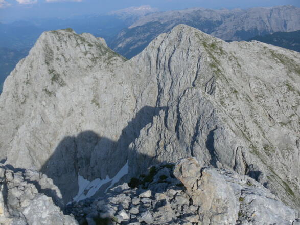 Rückblick zu Freieck und Grünwandkopf vom Gipfel des Taderers
