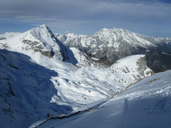 links der Fagstein, wir fahren rechts neben der Rothspielscheibe hinunter (Spuren) - Großer Hundstod und Watzmann am Horizont