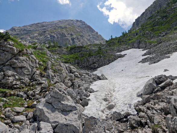 Ein Schneefeld kurz vor dem Ziel