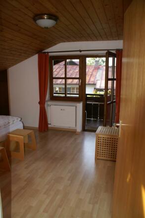 Blick vom Flur durchs Schlafzimmer