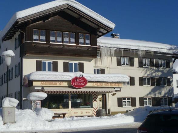 Frontansicht mit Weinstube