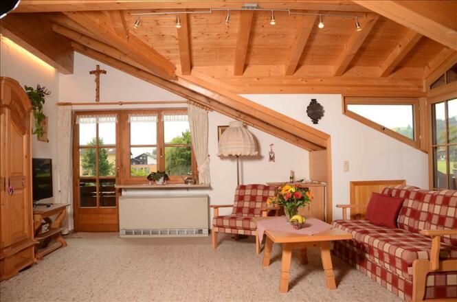 Geräumige Wohnküche mit Balkon