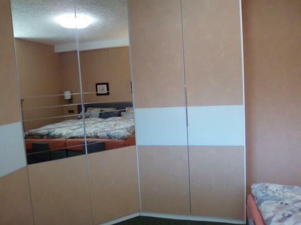 Spiegelschrank im Schlafzmmer