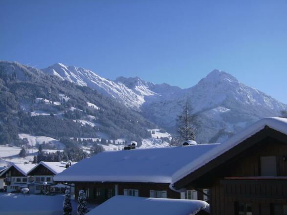 Aussicht vom Balkon auf die Allgäuer Berge