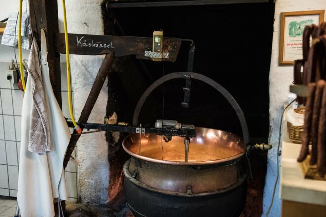 Käsekessel auf der Alpe Schattwald im Rohrmoostal bei Obermaiselstein