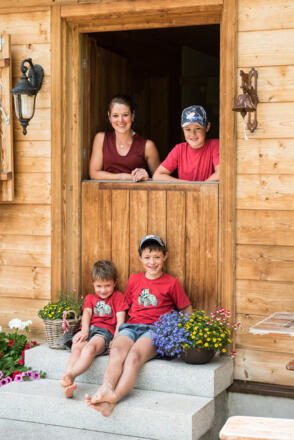 Die Älpler Carina Weber und ihre Söhne Roman, Kilian und Linus heißen Sie auf der Alpe Hörnle herzlich Willkommen