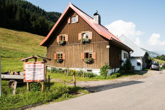 Spannende Alpsennereibesichtigung auf der Alpe Schattwald im Rohrmoostal bei Obermaiselstein