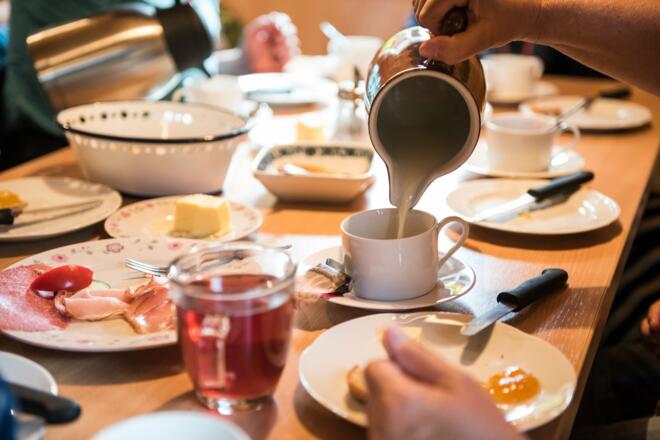 frische-milch-und-selbstgemachten-kaese-zum-fruehstueck_obermaiselstein_tourismushoernerdoerfer_fkjer