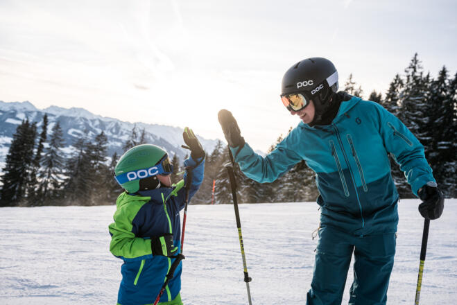 High Five beim Skifahren im Skigebiet Ofterschwang-Gunzesried - Allgäu