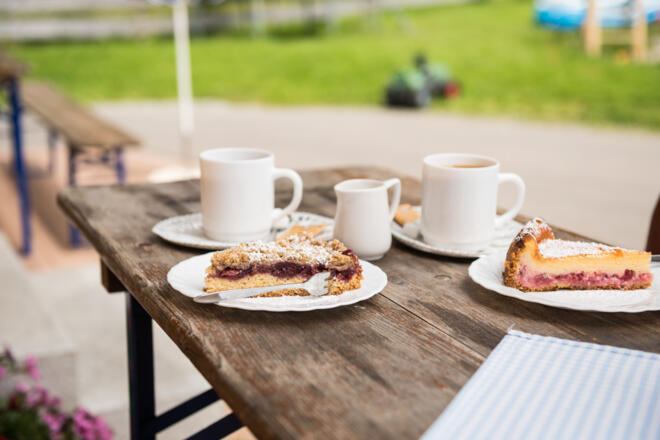 Leckere selbstgemachte Kuchen auf der Alpe Hörnle bei Obermaiselstein