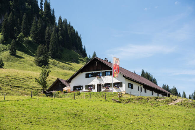 Die Älpler Andreas Eberle und Theresa Rothmayr auf der Alpe Schönberg bei Obermaiselstein