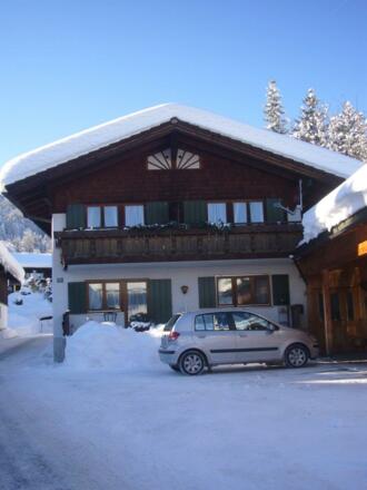Winteransicht mit Carport