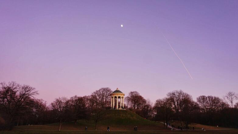 Monopteros Sonnenuntergang im Winter