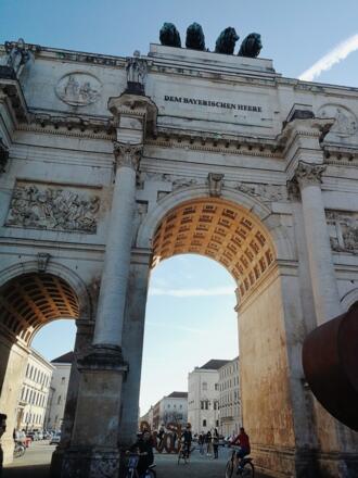 Siegestor Fahrradfahrer