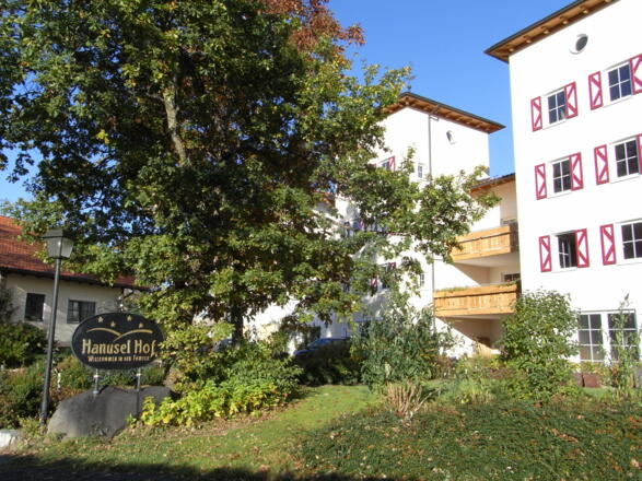 Einfahrt zum Hanusel Hof in Hellengerst