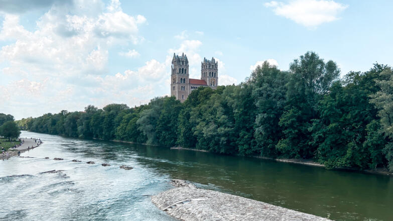 Blick von der Reichenbachbrücke auf die Isar und die Maximilianskirche 