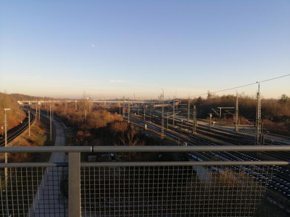 Fußgängerbrücke über die Max-Born-Straße und die Gleise