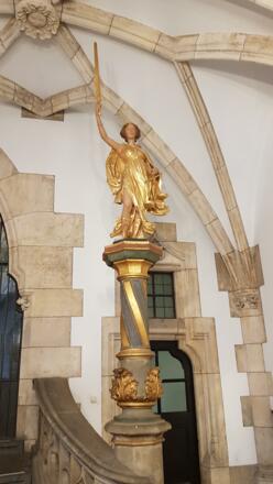 Statue im Innenhof des Rathauses 